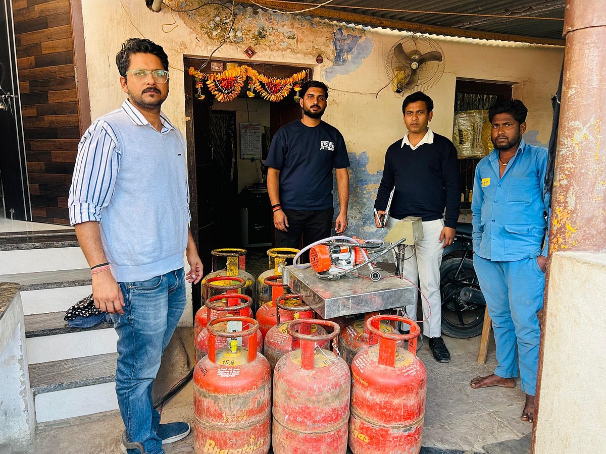 Indore News: Food Dept Raids Two Places, Seize Nearly 80 Gas Cylinders Stored Illegally |