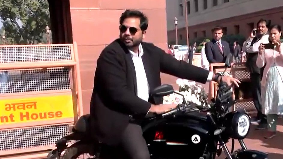 Winter Session 2025: Congress MP Vamsi Gaddam Holds Unique Protest Against Delhi AQI, Arrives On...