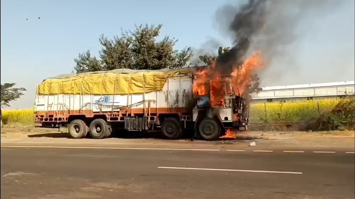 MP News: Fire Breaks Out In Moving Truck Due To Short Circuit In Wiring On Nh-46, Driver Jumps Out...