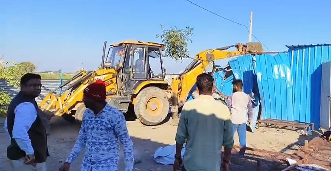 Indore News: Crackdown Against Illegal Firecracker Supply; Raids At 5 Tehsils, Godowns Demolished; 1 Arrested & 3 Detained |