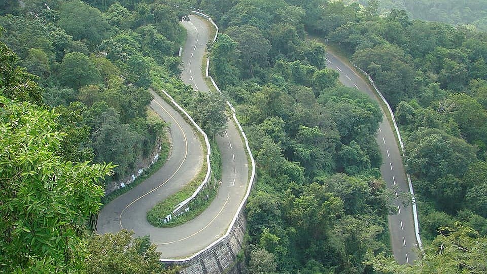 Jalgaon: District Collector Reviews Traffic, Safety Measures On Autram Ghat Road