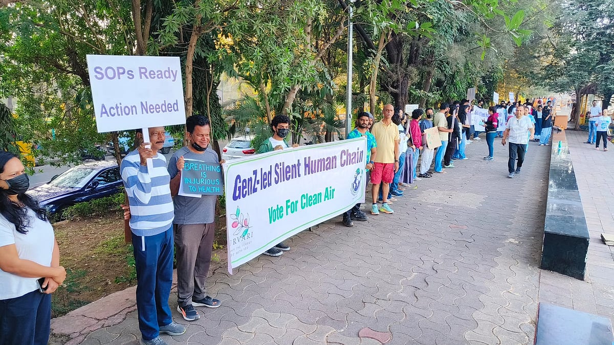 Navi Mumbai Youth Form Silent Human Chain At Vashi Mini Seashore, Demand Clean Air Ahead Of Civic...