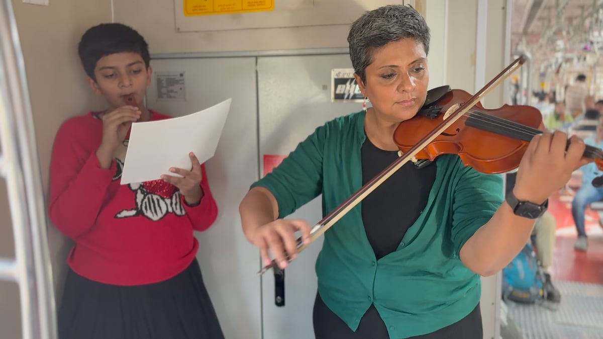 Singer: Angie Abraham & On the violin: Sangeeta Angela Kumar