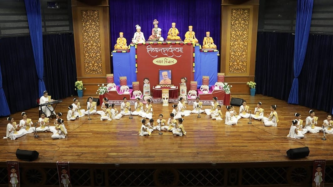 The audience at Yogi Sabhagruh in Dadar, were treated to an extraordinary presentation titled 'Nakkar Vidvan,' showcasing the profound achievements of eight senior Balika Vidushis. |