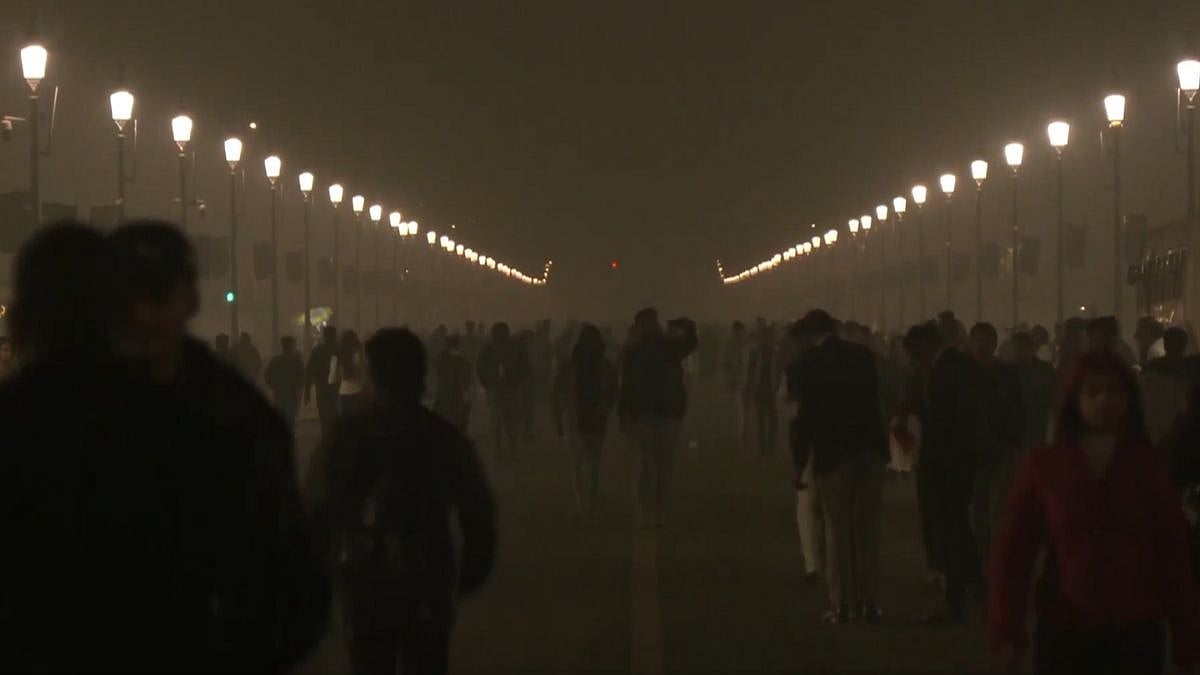 Delhi Battles Severe Smog As Air Quality Plummets To 'Very Poor' & 'Severe' Levels | ANI