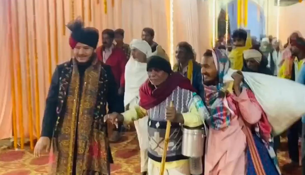 UP Man Invites Beggars & Homeless People To Sister's Wedding As Chief Guests: Personally Escorts Them In Cars; Internet Melts 