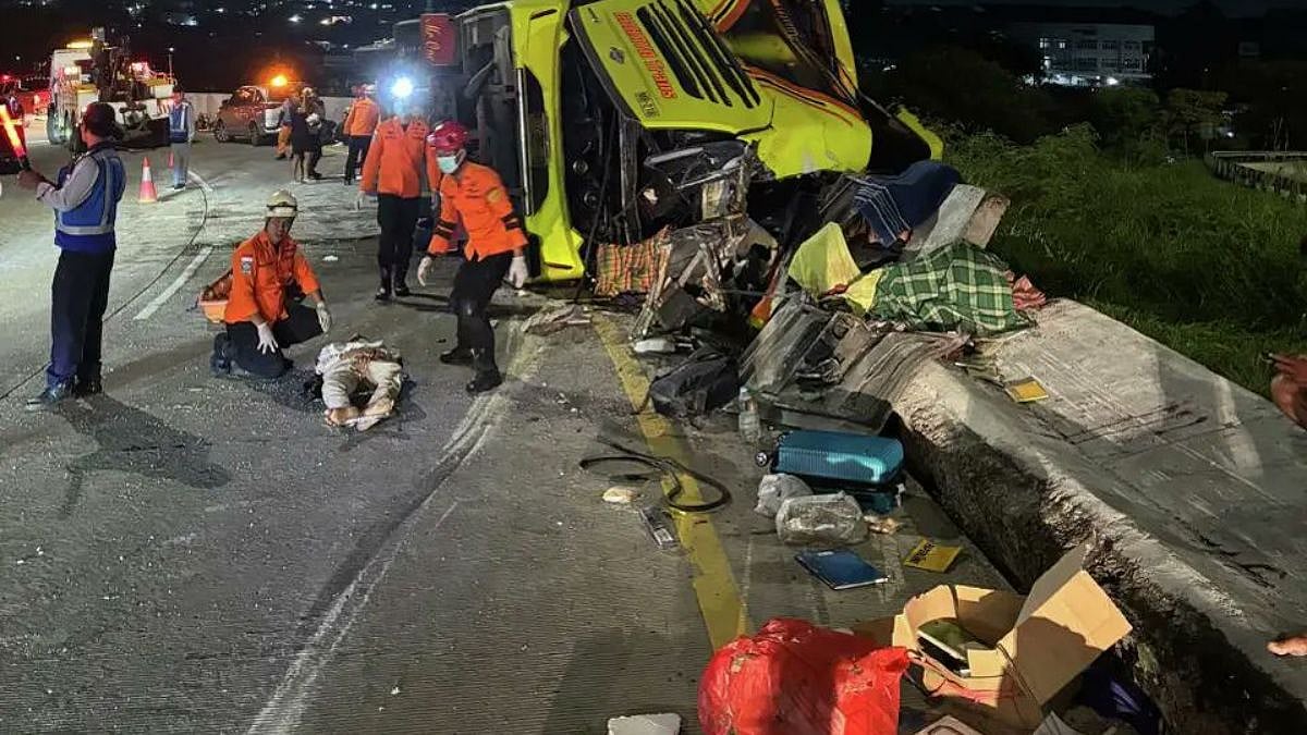 Indonesia: 15 People Killed, 19 Others Injured As Speeding Bus Overturns In Semarang City; Visuals Surface 