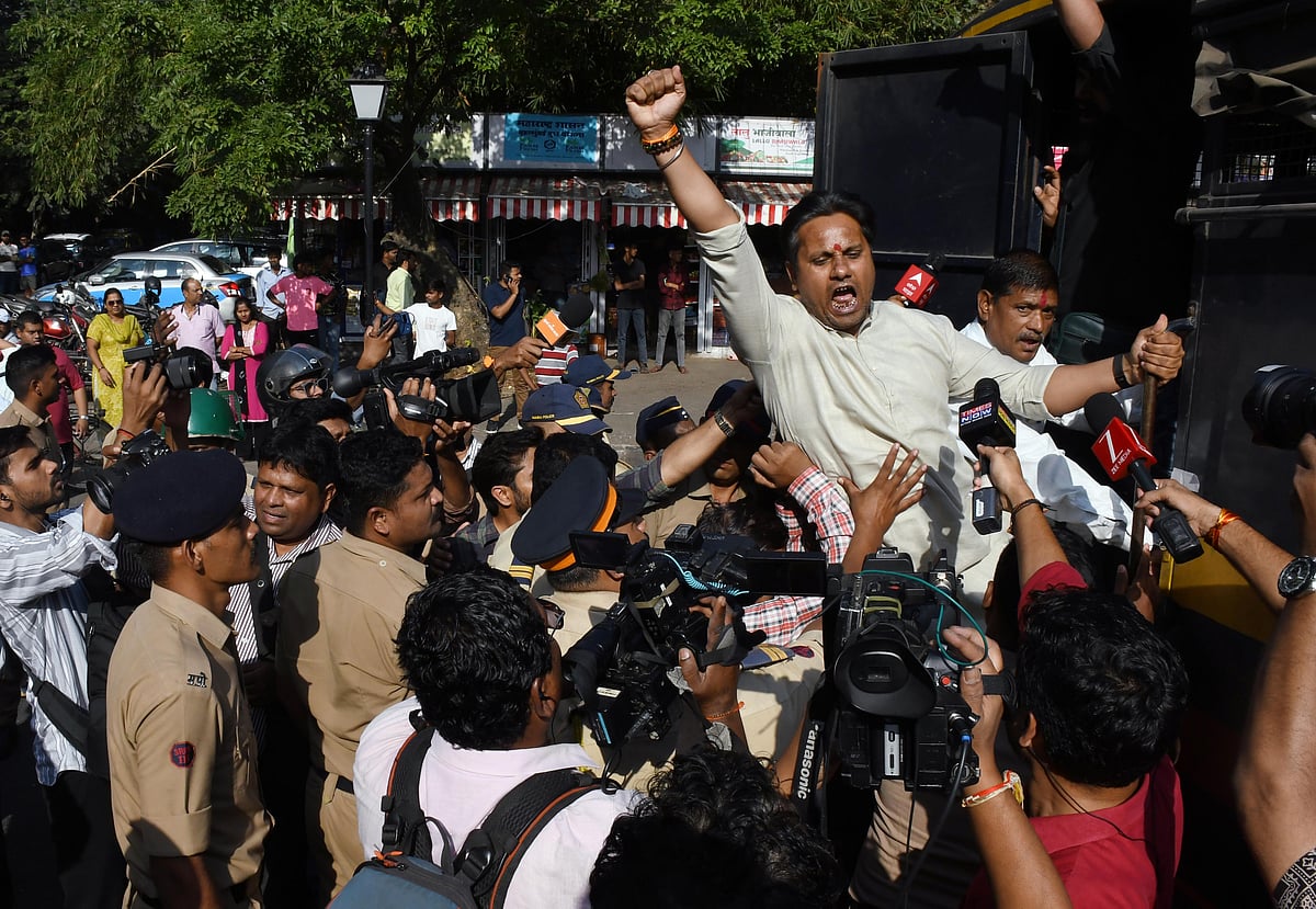 Mumbai: VHP Workers Detained For Holding Protest Against Mob Lynching Of Dipu Das In Bangladesh |...