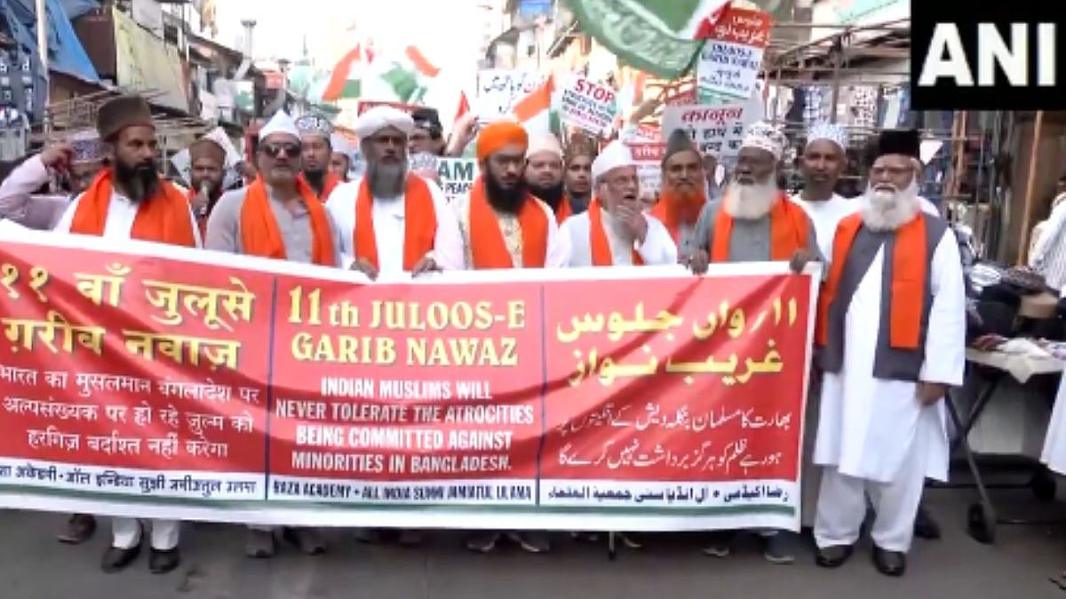 Mumbai: All India Sunni Jamiatul Ulama Members Raise Slogans, Hold Banners To Protest Atrocities Against Hindus In Bangladesh | WATCH 