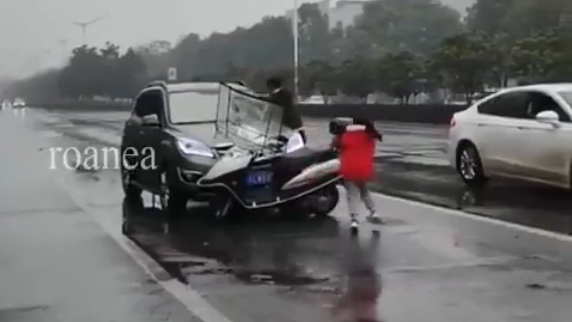 Chinese Man Vandalises Passersby's Car After It Allegedly Splashed Water On Him, Dramatic Brawl Caught On Camera 