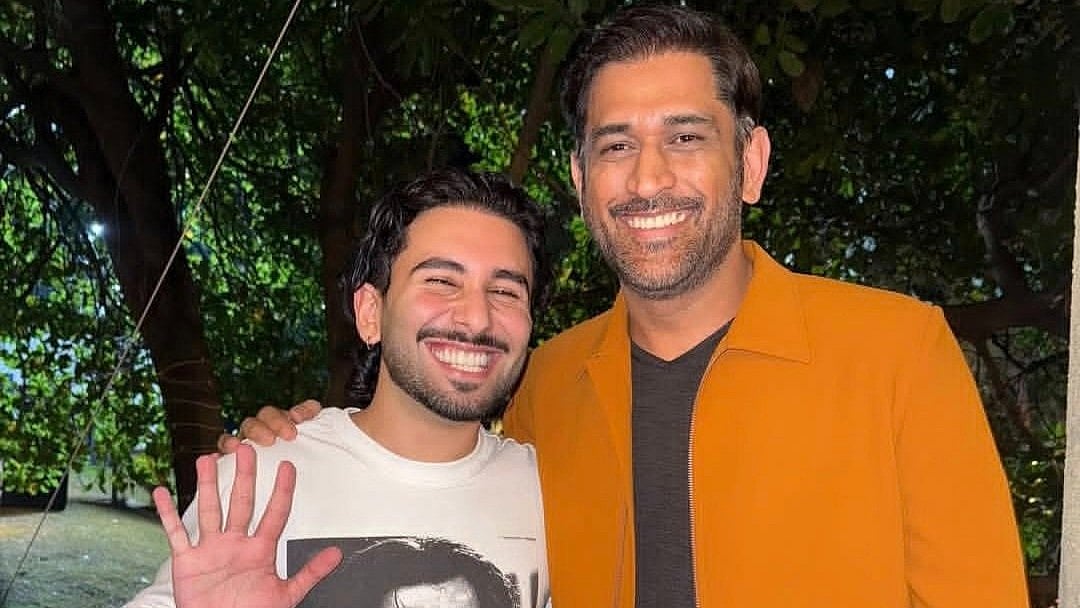 'Isne Apna Epic Pose Nahi Diya': Netizens React As MS Dhoni Poses With Orry At Salman Khan's...