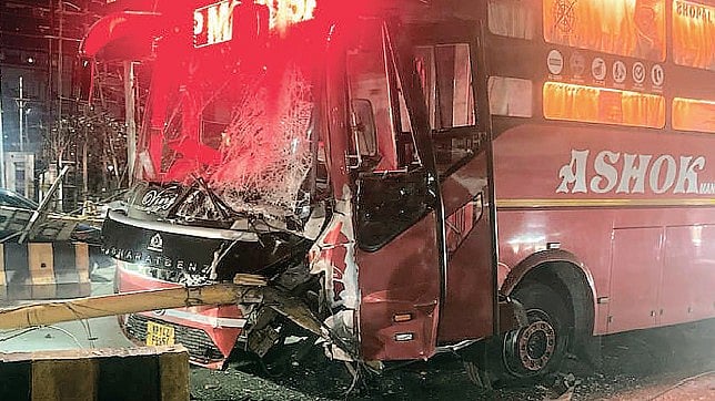 Indore News: Bus Rams Into Traffic Signal, 35 Passengers Dodge Disaster