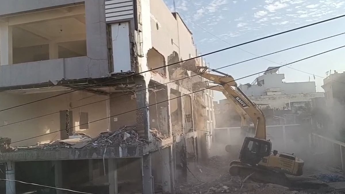 MP News: Betting King Azad Khan’s 3-Storey Hotel Bulldozed In Ashoknagar -- VIDEO
