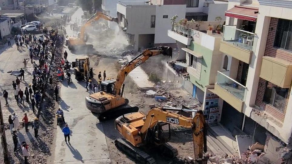 Indore News: Indore Municipal Corporation Razed Over 35 Illegal Constructions for Master Plan Road...