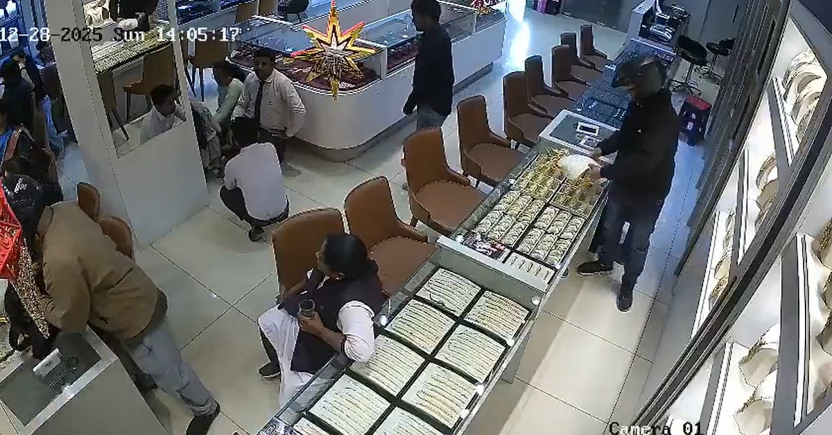 Daylight Robbery Caught On Camera: 5 Armed Men Loot Jewellery Worth Over ₹4.5 Crore From Gold Shop...
