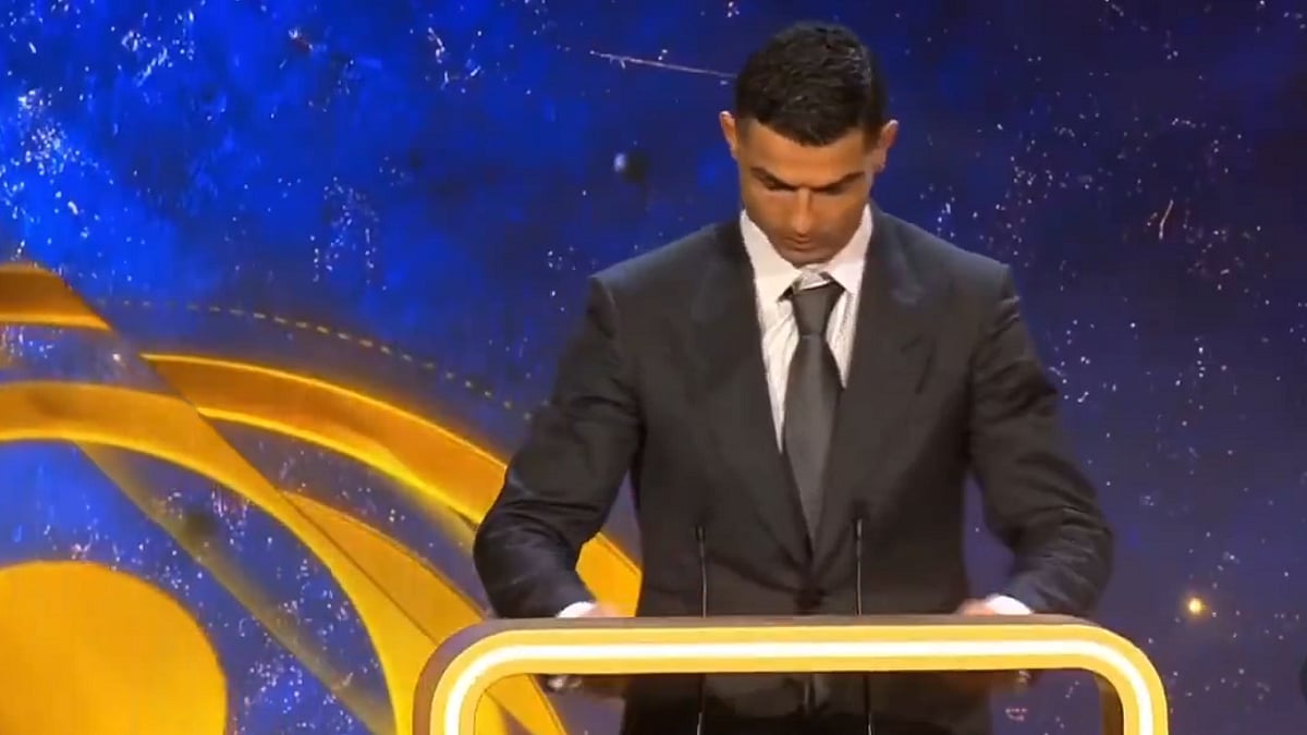 'This Is For Small People': Cristiano Ronaldo Jokes While Adjusting Stage Mics At Globe Soccer Awards 2025 | VIDEO Viral 
