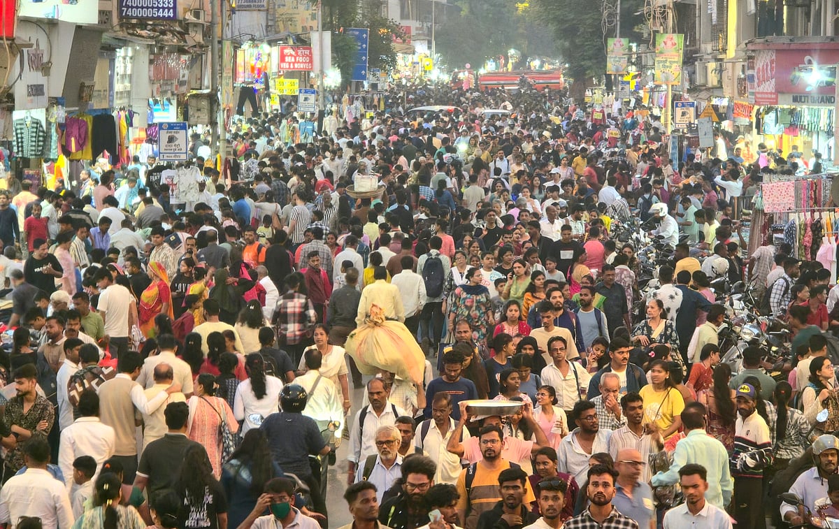 Dadar market thrives in the final Sunday rush