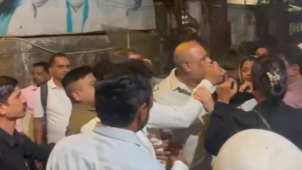 Chaos Erupts At Thane Congress Office During AB Form Distribution 