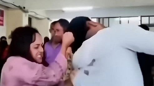 Woman Beats Estranged Husband After Divorce Verdict In Karnataka - VIDEO