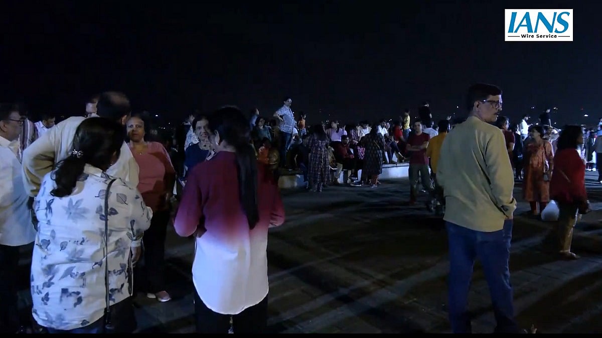 Happy New Year 2026! Mumbaikars Welcome NY26 With Grand Fireworks At Bandra Reclamation, Marine...