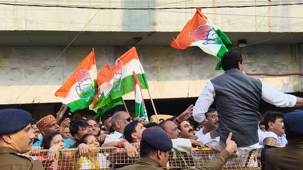 Indore Water Deaths: Congress Workers Protest At Banganga Police Station, Demand FIR Against Officials After 9 People Die & 100+ Admitted Due To Contaminated Water -- VIDEO  
