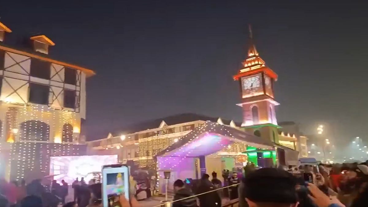 VIDEO: Kashmir Welcomes New Year With Heavy Tourist Rush & Snowy Cheer 