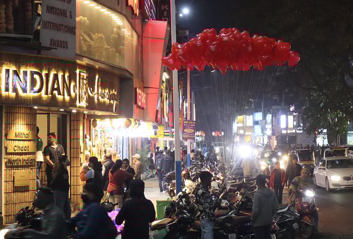 Pune's FC Road Comes Alive On New Year's Eve; Viral Videos Show Youth Dancing On PMPML Buses