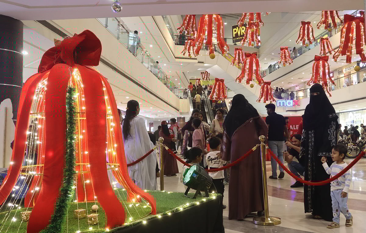 Pune's FC Road Comes Alive On New Year's Eve; Viral Videos Show Youth Dancing On PMPML Buses