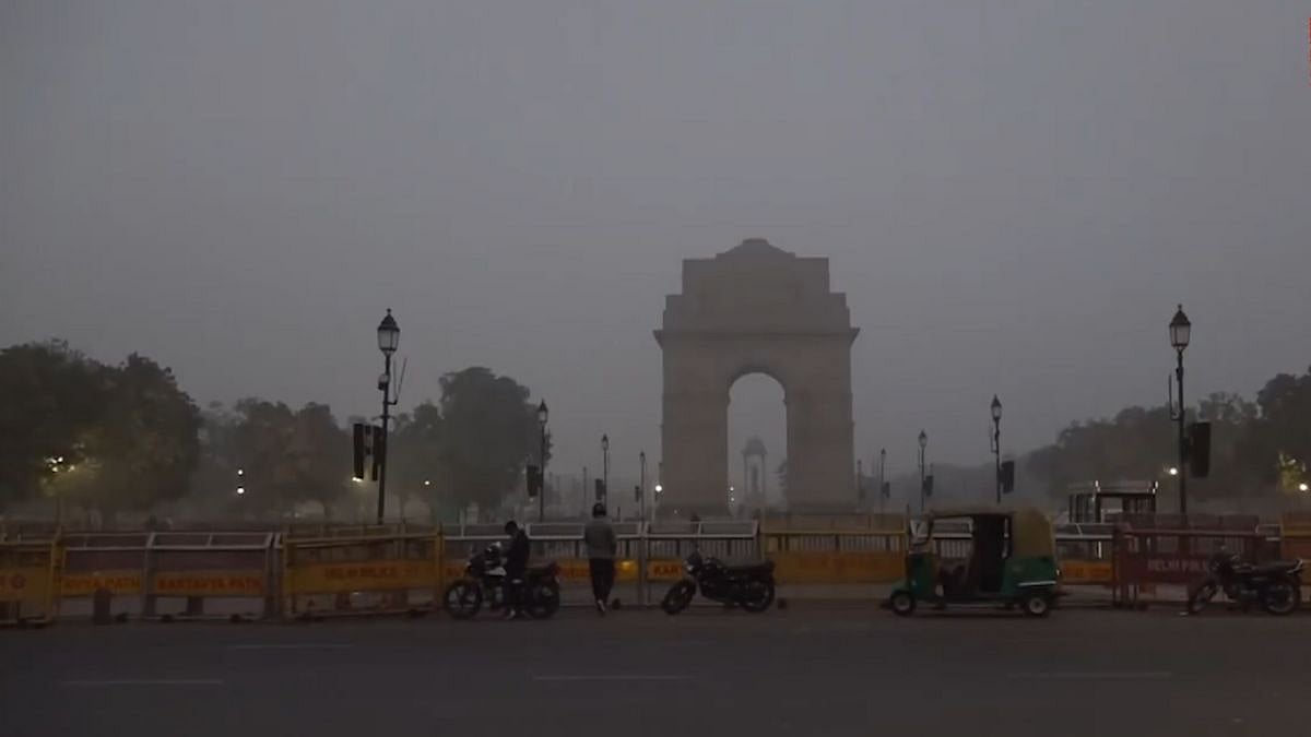 Delhi Air Quality Hits 372, Remains 'Very Poor' Amid Severe Cold & Fog On New Year's Day 