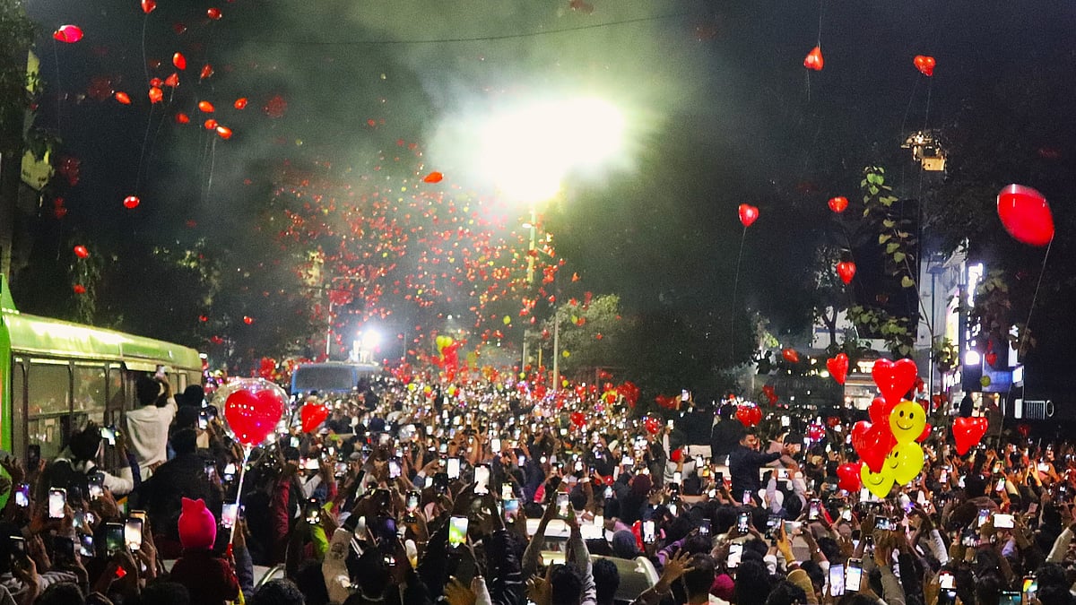 Pune's FC Road Comes Alive On New Year's Eve; Viral Videos Show Youth Dancing On PMPML Buses