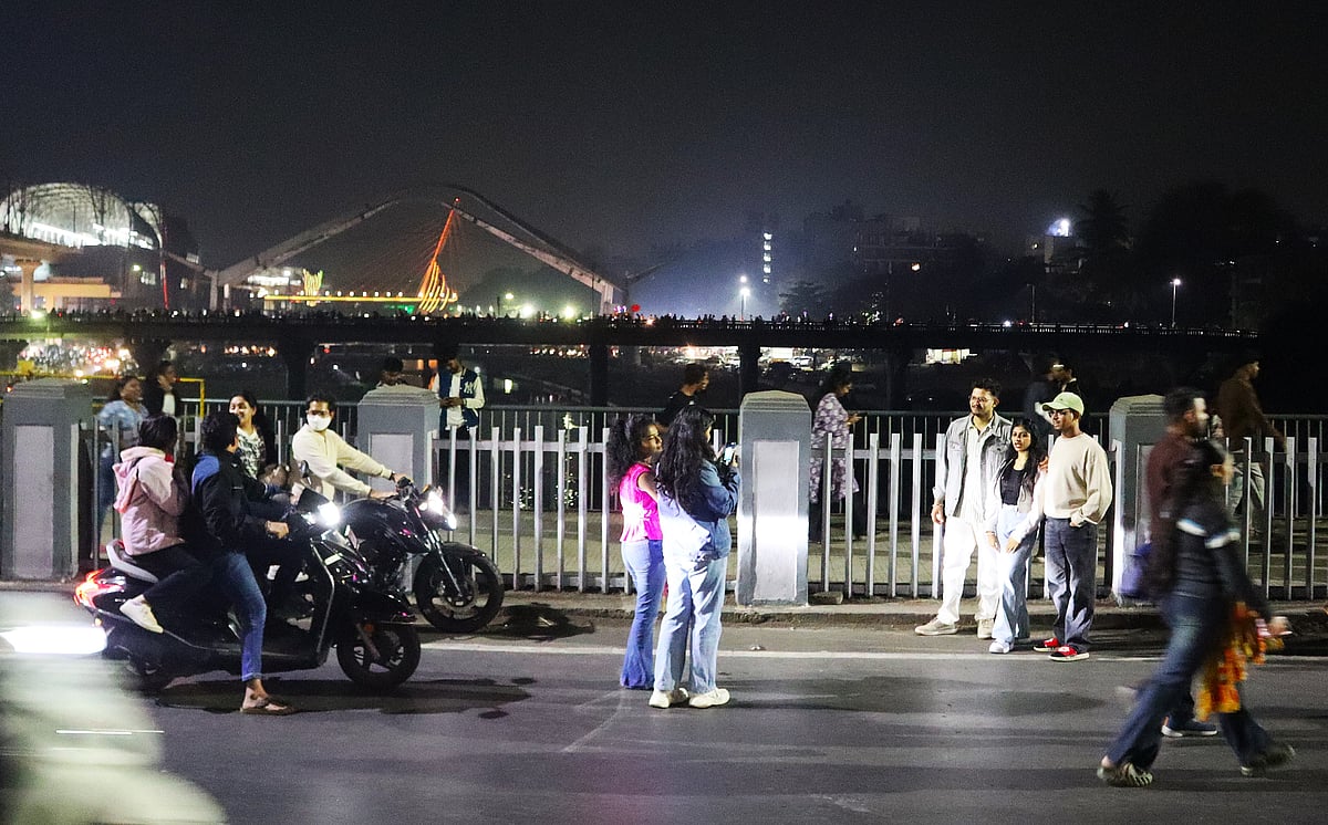 Pune's FC Road Comes Alive On New Year's Eve; Viral Videos Show Youth Dancing On PMPML Buses