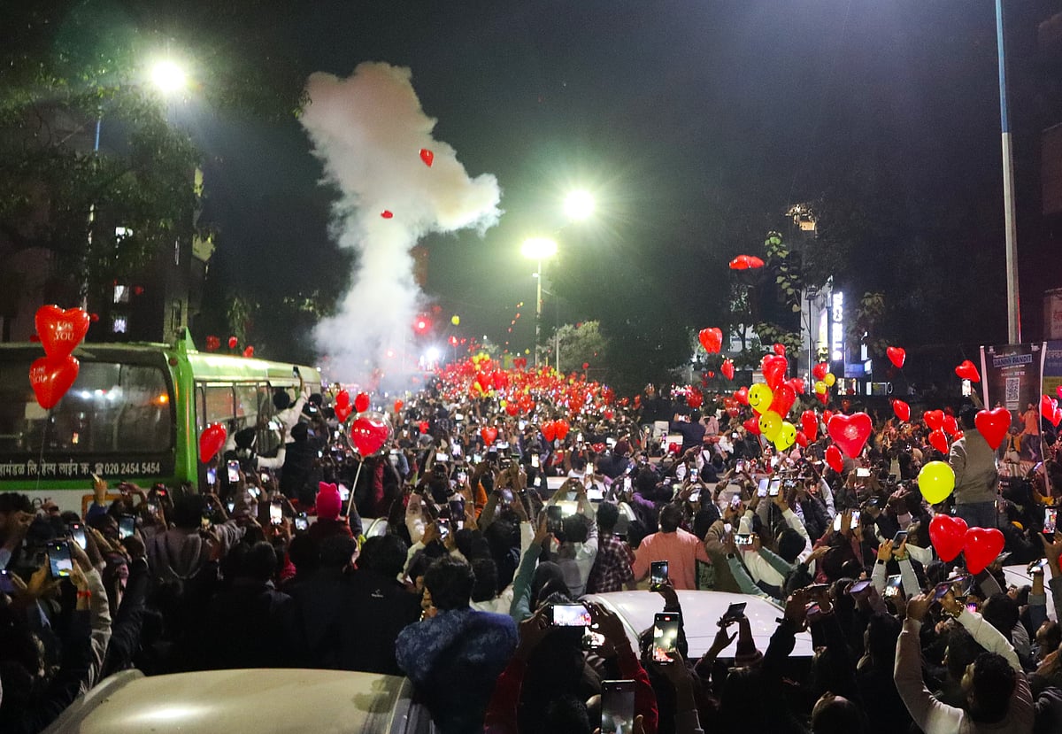 Pune's FC Road Comes Alive On New Year's Eve; Viral Videos Show Youth Dancing On PMPML Buses