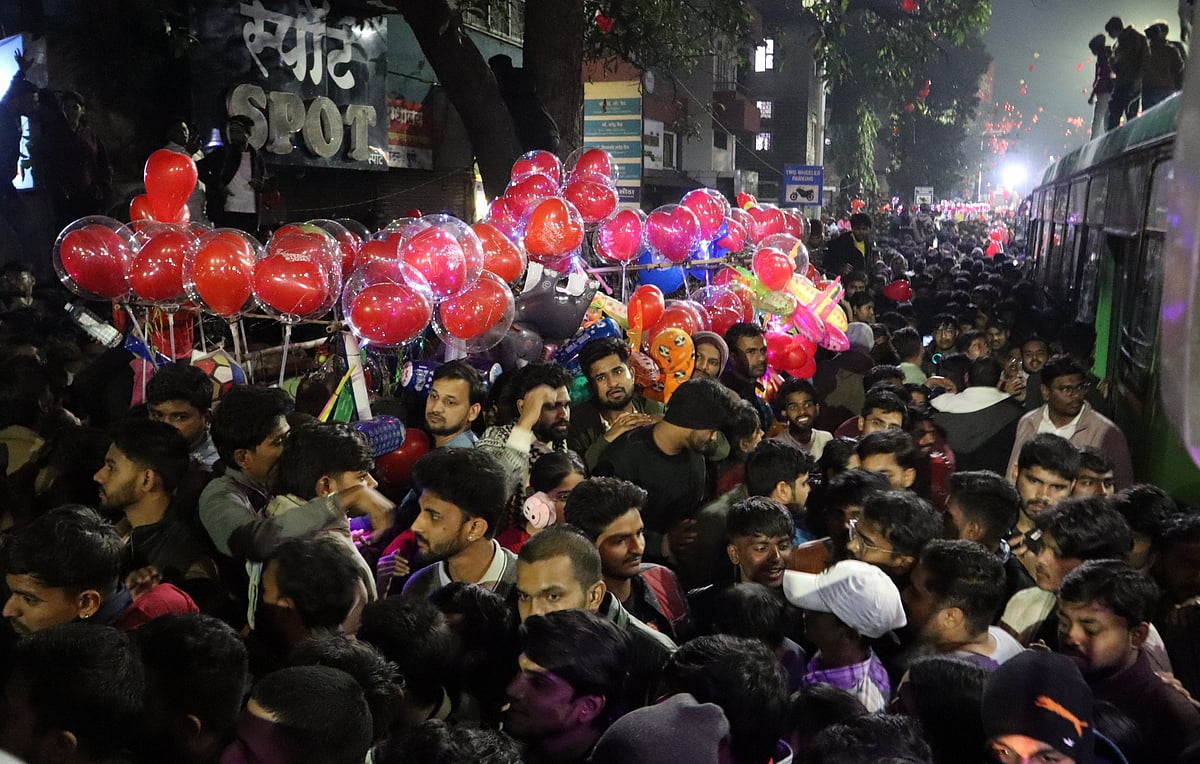 Pune's FC Road Comes Alive On New Year's Eve; Viral Videos Show Youth Dancing On PMPML Buses