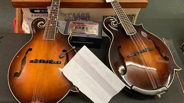 'Sorry, I Been Drunk': Thief Steals Mandolins From Guitar Store; Returns It With Apology Note: Read Viral Post 