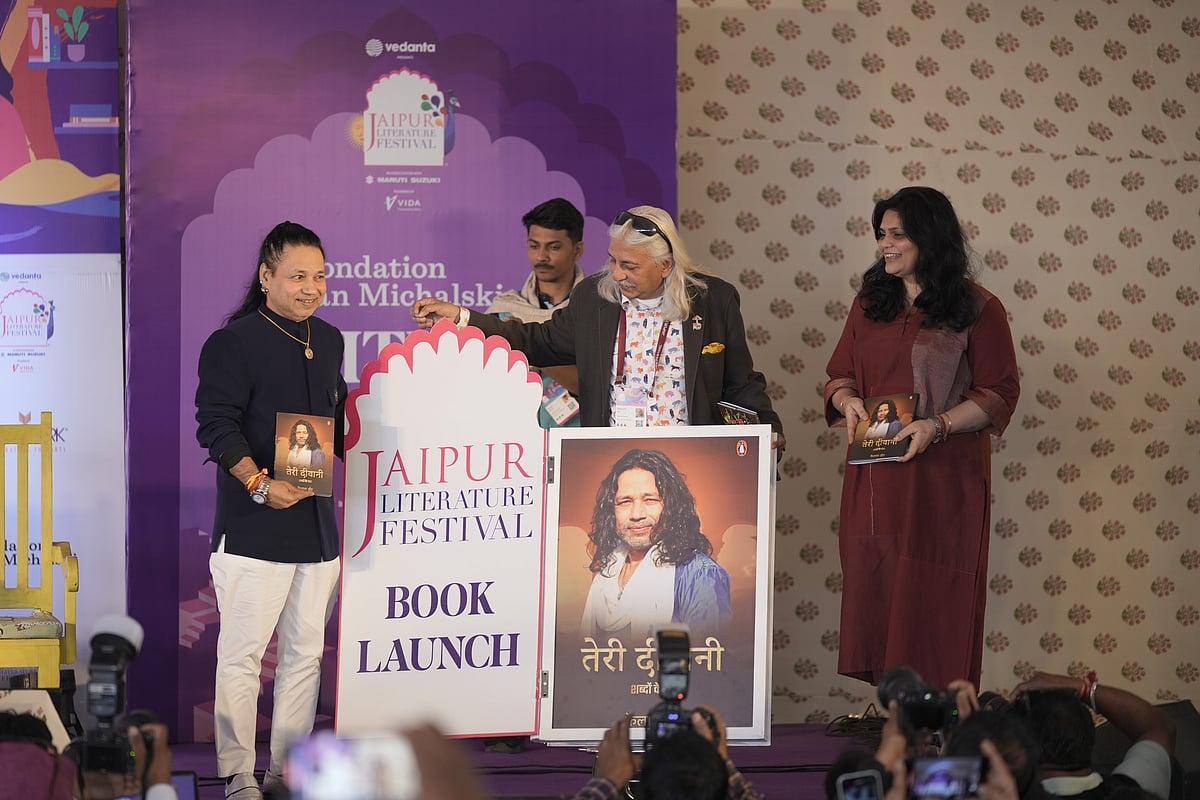(L-R) Kailash Kher, Sanjoy K Roy, Vaishali Mathur