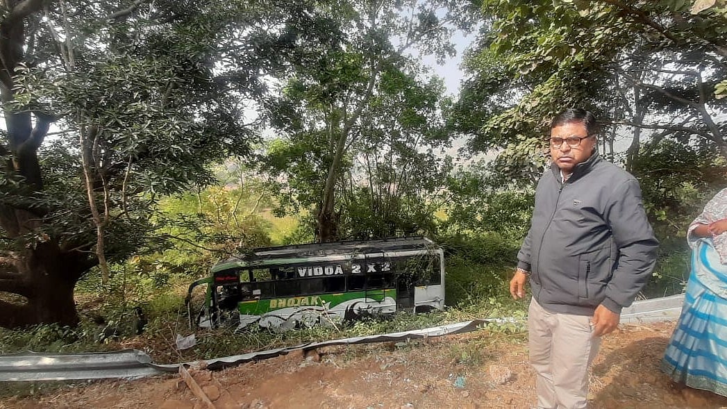 MP News: Over 30 Passengers Injured As Speeding Bus Overturns, Crashes Into Ditch In Jabalpur