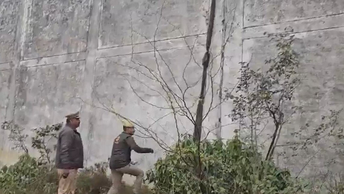 2 Prisoners Escape From Kannauj Jail After Scaling Wall, Probe Ordered - VIDEO