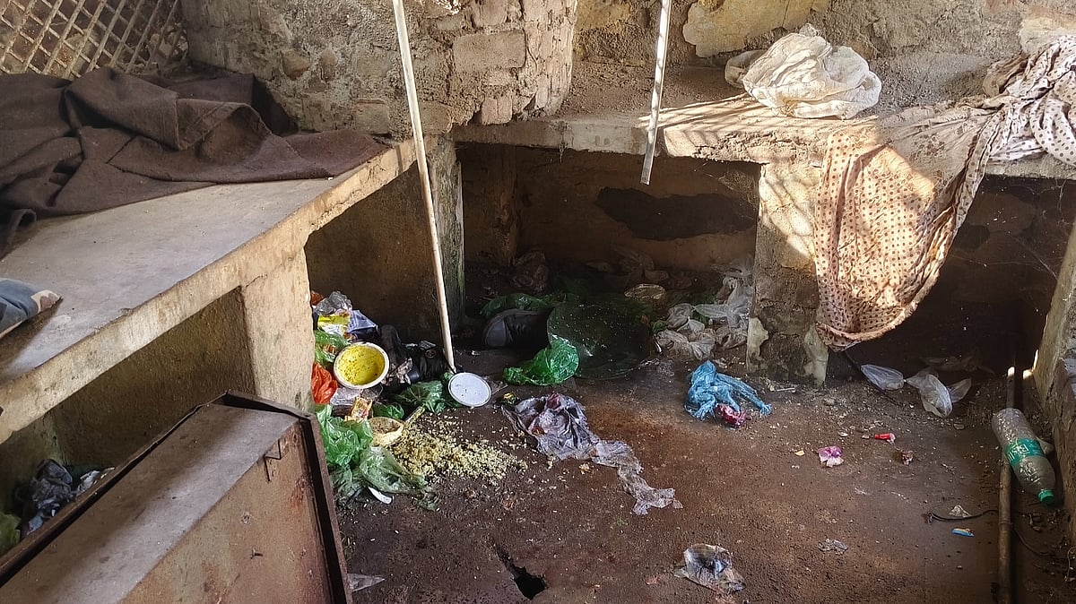 MP News: Civic Body’s Neglect Mars Passenger Waiting Area In Mandleshwar