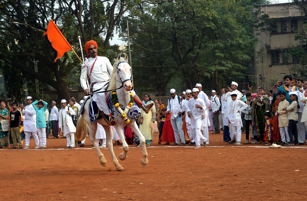 The Shri Warkari Prabodhan Samiti, Maharashtra, successfully organized
the Palkhi ceremony for the 26th time this year. The procession began at
Cotton Green and concluded at Five Gardens, Dadar TT, with enthusiastic
participation from a large number of devotees from the Warkari
community.