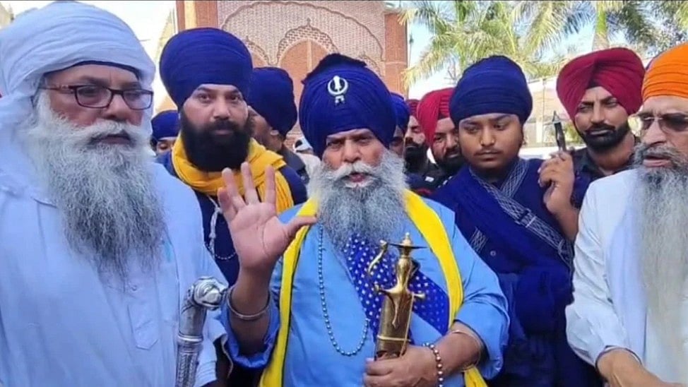 VIDEO: Stone-Pelting, Firing At Dhule Gurdwara As Sikh Groups Clash Over Successor Appointment