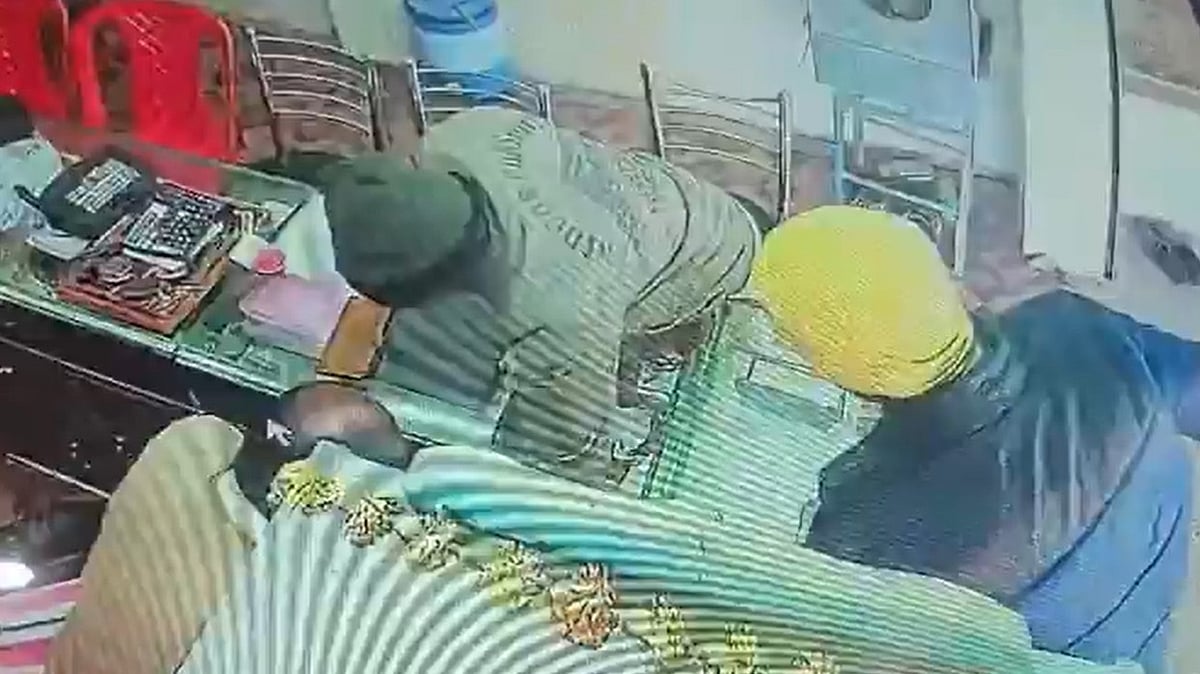 UP: Thieves Distract Shopkeeper, Walk Away With Jewellery Box Worth ₹15 Lakh In Banda; Video Goes...