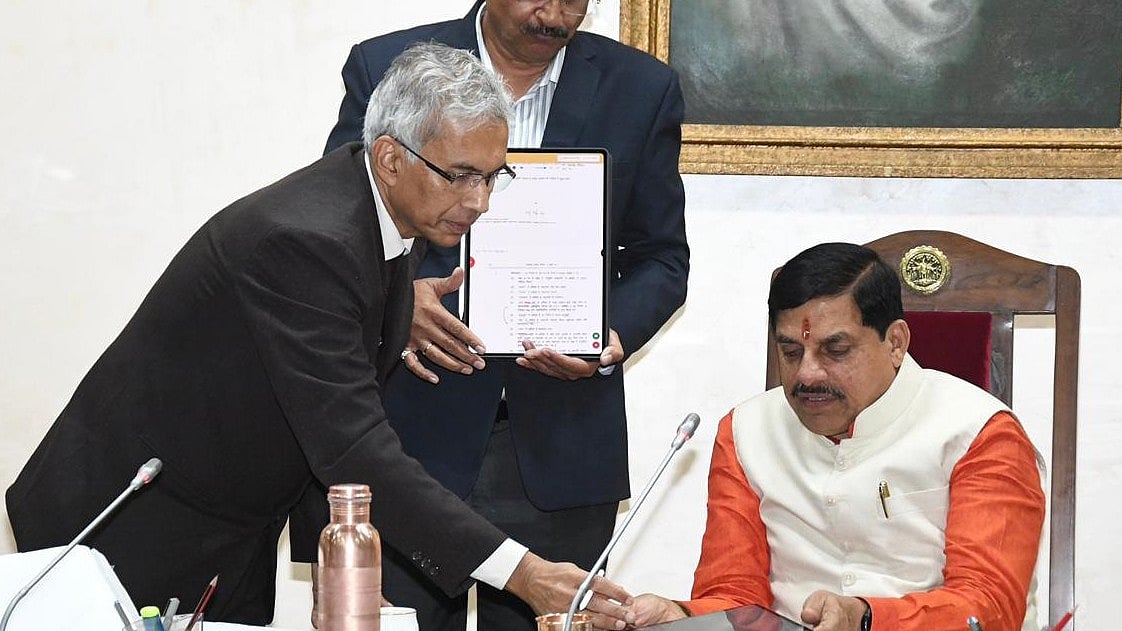 MP News: CM Mohan Yadav Distributes Tablets To Ministers Under E-Cabinet Initiative