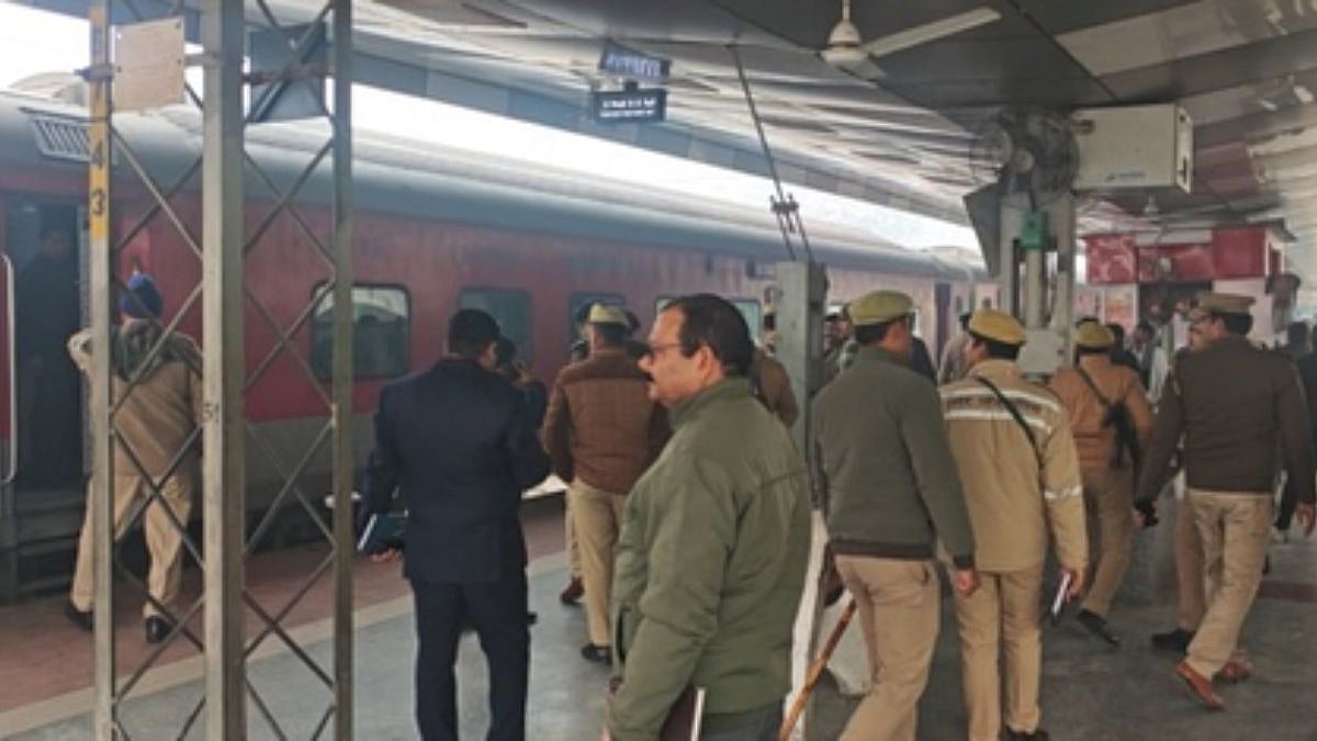 Gorakhpur-Mumbai Train Evacuated After Receiving Bomb Threat; Security Sweep Underway 