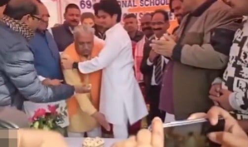 MP News: 70-Year-Old BJP MLA Touches Feet Of 30-Year-Old Mahanaaryaman Scindia In Shivpuri; Netizens...