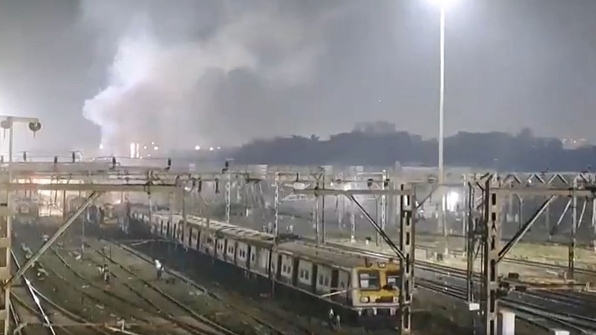 Mumbai Local Train Update: Fire In Muck Special Rake At Kurla Yard Briefly Disrupts Suburban Services 