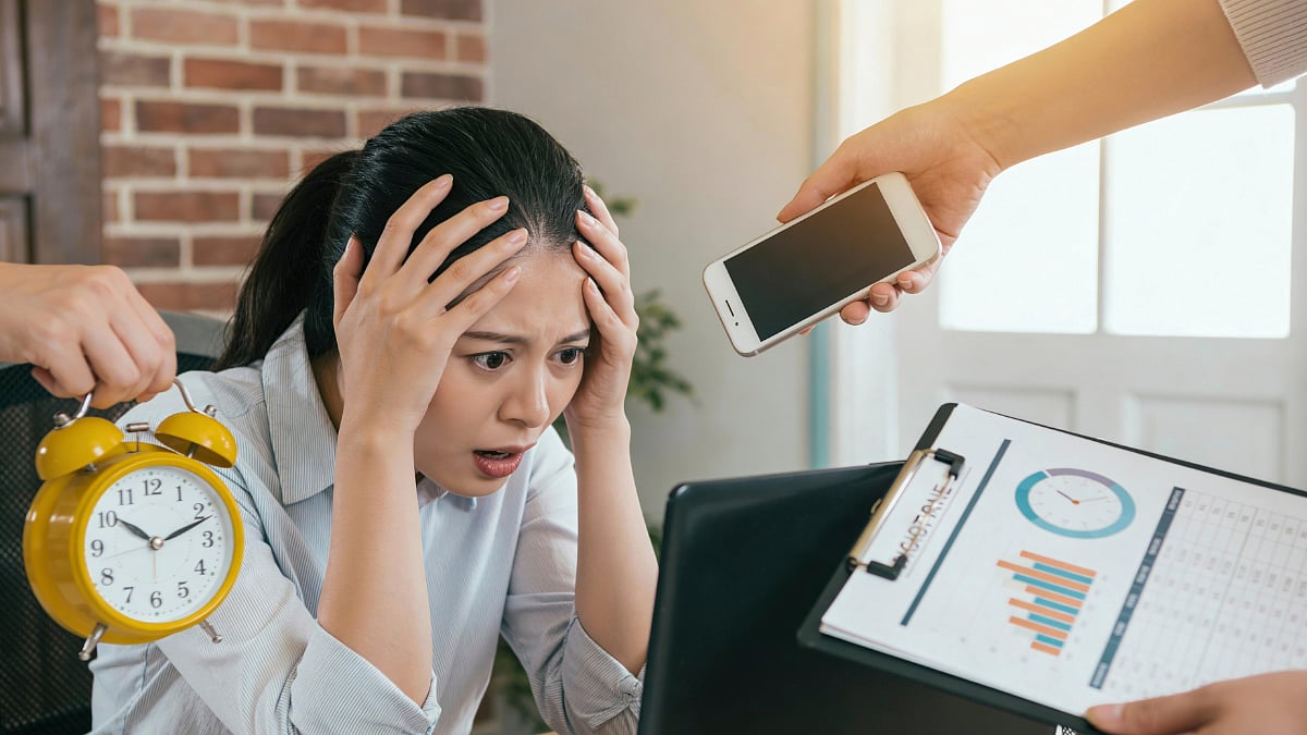 What Is Quiet Cracking, The New Workplace Trend?  Why Is No One Talking About It?