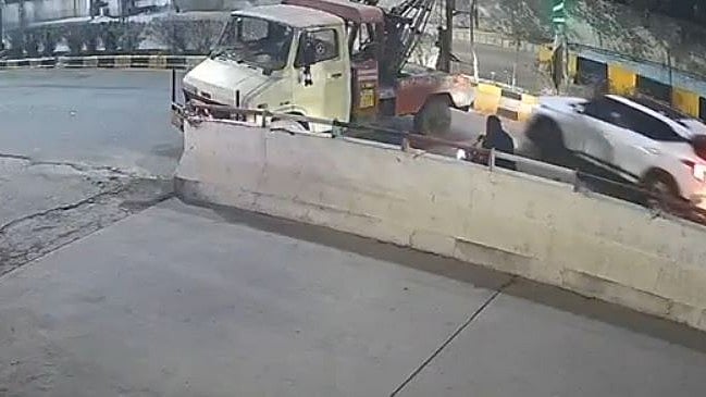 Dramatic Chase Caught On Camera: Thieves Attempt To Run Over Cops In Delhi's Vivek Vihar, Arrested...