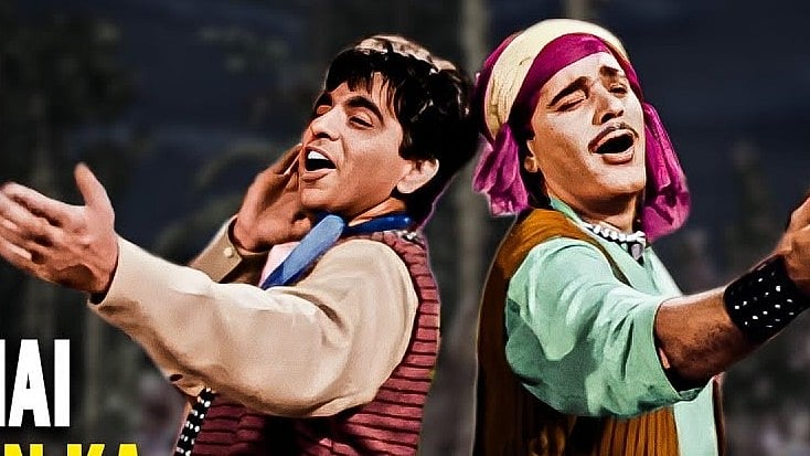 A still from the song Yeh Desh Hai Veer Jawanon Ka