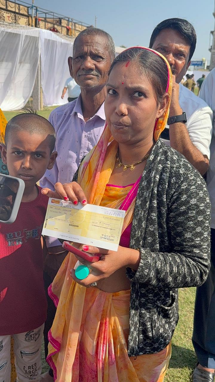 Victim's kin receive Rs. 1 lakh cheque