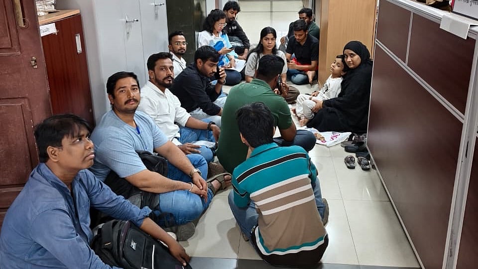 Students Hold Sit In Protest At Mumbai University Kalina Campus Over Delay And Sudden Refusal Of Degree Certificates 
